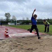 Foto von Ragnar beim Weitsprung (vergrößerte Bildansicht wird geöffnet)