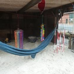 Foto: Hängematte am Gebäude (vergrößerte Bildansicht wird geöffnet)