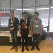 Foto von Arshat bei der Siegerehrung mit seiner Medaillen (hier noch Gold, spätere korrigierte Wertung Silber) (vergrößerte Bildansicht wird geöffnet)