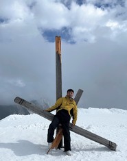 Foto von Arshat am zerbrochenen Gipfelkreuz (vergrößerte Bildansicht wird geöffnet)