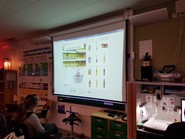 Foto von einem Klassenraum mit Digitaler Tafel (vergrößerte Bildansicht wird geöffnet)