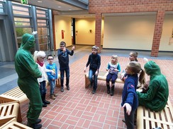 Foto von den Teilnehmern im Kreis mit als Alien kostümierten Betreuern
