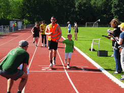 Foto von Haron und Paul beim Zieleinlauf der 1000m-Strecke