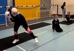 Foto: Mädchen v.l. Kacie Mews,  Josée Bauch und Pia Sewcz spielen aktiv Torball