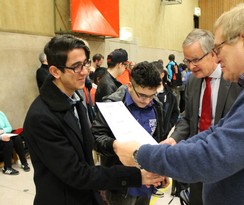 Foto von Haron und Mert bei der Urkundenübergabe