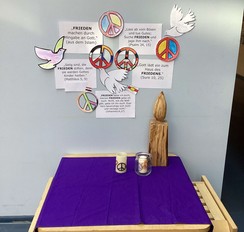 Foto von unserer Friedensecke in der Aula