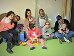 Foto von Kindern mit ihren Müttern