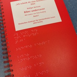 Foto von Silvis Punktschriftbuch „Biber undercover“ (vergrößerte Bildansicht wird geöffnet)