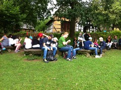 Foto der Gruppe beim Picknick am Freilichtmuseum