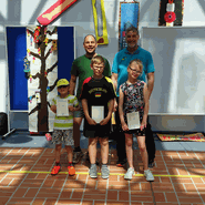 Foto der Schüler mit Siegerurkunde (vergrößerte Bildansicht wird geöffnet)