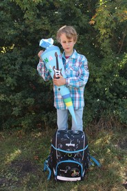 Foto von Jona mit Schultüte und Schultasche (vergrößerte Bildansicht wird geöffnet)
