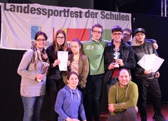 Foto von allen Teilnehmern der Irisschule mit ihren Urkunden und Pokalen