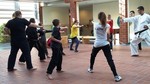 Foto der Schüler in der Karate-Gruppe mit Sven Buick (vergrößerte Bildansicht wird geöffnet)