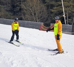 Foto von Arshat und Herr Nagel auf der Piste beim Skifahren