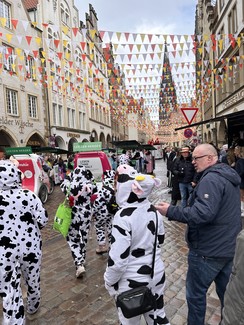 Foto vom Einzug auf dem geschmückten Prinzipalmarkt.