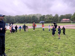 Foto der Teilnehmer:innen und Lehrer:innen bei der Erwärmung auf einer Wiese