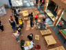 Blick von oben in die Aula der Irisschule mit Teilnehmer:innen der Informationsveranstaltung