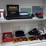 Foto eines Regals mit Fördermaterialien (vergrößerte Bildansicht wird geöffnet)