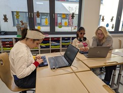 Foto mit Silvi und Vida, wie sie sich am Laptop auf den unbekannten Text vorbereiten