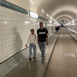 Wir gehen durch den alten Elbtunnel unter der Elbe durch bis auf die andere Seite (vergrößerte Bildansicht wird geöffnet)