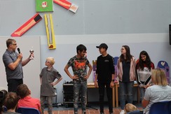 Foto der Teilnehmer des Landessportfestes aus dem Schulhaus bei der Übergabe des Mannschafts-Pokals zum Landesmeister