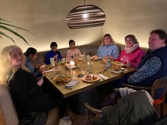 Foto der Gruppe am Tisch um Restaurant