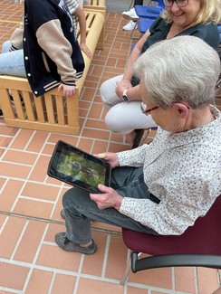 Foto von Frau Scholz mit einem Tablet mit Mohameds Videobotschaft