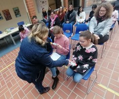 Foto von Frau Hordt bei der Übergabe der Dankgeschenke an die Teilnehmer:innen