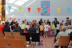 Foto der Primarstufenklassen bei ihrem Begrüßungslied in der Aula