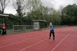 Foto einer Schülerin im Lauf (vergrößerte Bildansicht wird geöffnet)
