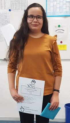 Foto von Gamze als Siegerin der Schüler Klasse 7-10 mit Urkunde