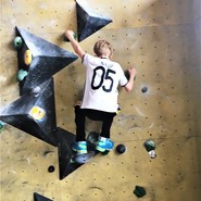 Foto von Lennart an der Boulderwand (vergrößerte Bildansicht wird geöffnet)