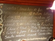 Foto von einer Tafel aus der Poststelle des Weihnachtsmannes (vergrößerte Bildansicht wird geöffnet)