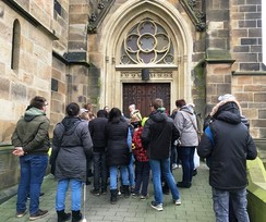 Foto der Klassen 3-10 an der Herz-Jesu KIrche