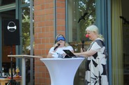 Foto: Elisabeth Hordt mit Eva Bongartz beim Quizz (vergrößerte Bildansicht wird geöffnet)