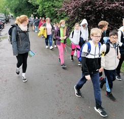 Foto der Teilnehmer:innen und Betreuer:innen auf dem Weg zur Irisschule