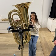 Ales versucht die Tuba zu spielen (vergrößerte Bildansicht wird geöffnet)