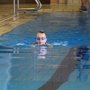 Foto von Lina beim Brustschwimmen (vergrößerte Bildansicht wird geöffnet)