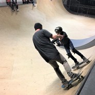 Foto von Lennart und Sascha auf dem Skateboard in der Mini-Halfpipe (vergrößerte Bildansicht wird geöffnet)