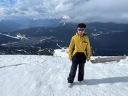 Foto von Arshat auf dem höchsten Punkt des Skigebiets mit Blick bis ins Tal (vergrößerte Bildansicht wird geöffnet)