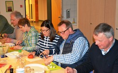 Foto von Eltern bei der Essensvorbereitung 
