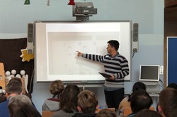 Foto von Amir bei seiner Präsentation mit Powerpoint (vergrößerte Bildansicht wird geöffnet)