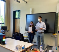 Foto: Die Ausbildungsbotschafter Nadja Stetzkamp und Felix Biefel beim Vortrag zum Thema „Zusatzversicherungen“