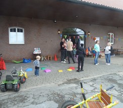 Foto: Ausschnitt der Spielscheune mit verschiedenen Teilnehmer:innen