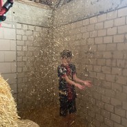 Foto: Kind im Strohregen (vergrößerte Bildansicht wird geöffnet)