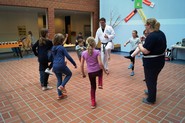Foto von Sven Buick mit Schülern beim Karate-Training (vergrößerte Bildansicht wird geöffnet)