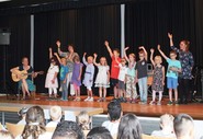 Foto der Klassen 1-2 mit dem Lied "Arrividerci und bye bye" (vergrößerte Bildansicht wird geöffnet)
