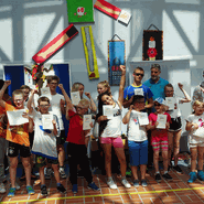 Foto der Schülerinnen und Schüler mit Ehrenurkunde (vergrößerte Bildansicht wird geöffnet)