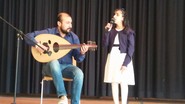 Foto von Ansam und Abdullah bei der Präsentation eines traditionellen syrischen Liedes mit arabischer Laute (vergrößerte Bildansicht wird geöffnet)