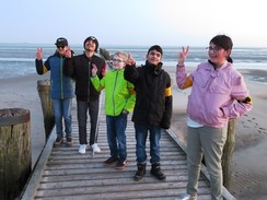 Foto der Schüler auf einem Steg am Strand